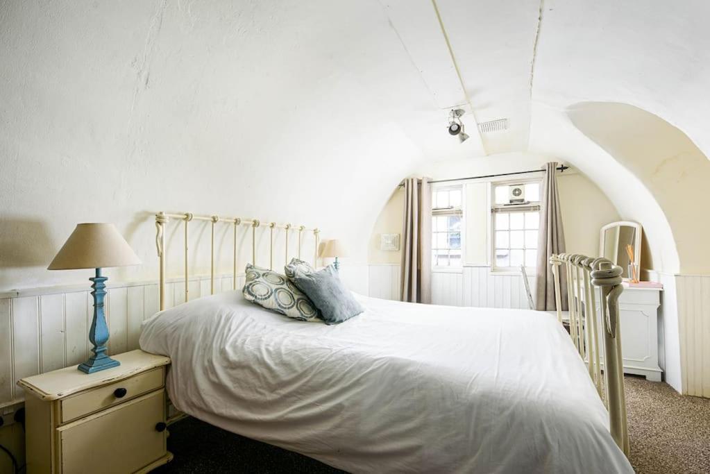 Unique 1 Bedroom Apartment-バース エクステリア 写真