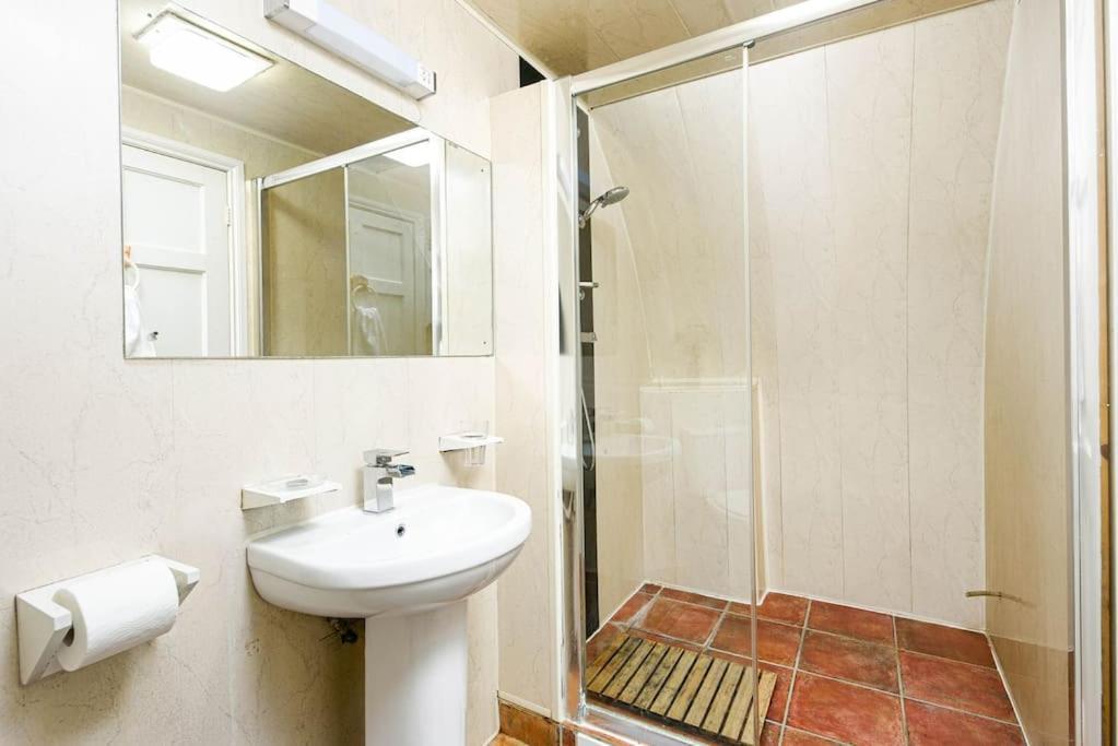 Unique 1 Bedroom Apartment-バース エクステリア 写真